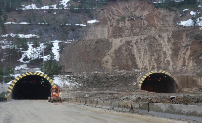 Heyelan sonrası Bolu Dağı Tüneli'nde yol açma çalışmaları sürüyor