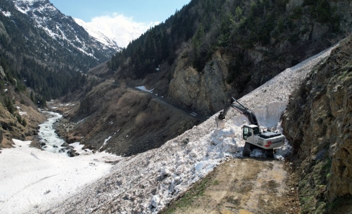 Kaçkar Dağları'ndaki yayla yollarında ekipler bayram öncesi kar mesaisinde