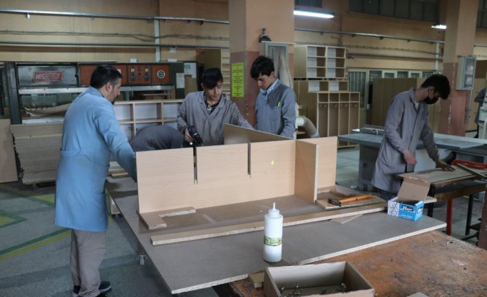 Karabük'te ana sınıflarının mobilyaları meslek liselilerin elinde şekilleniyor