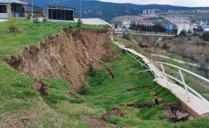 Karabük'te heyelan nedeniyle çocuk parkının istinat duvarı çöktü