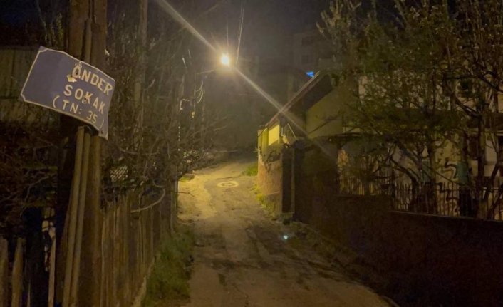 Karabük'te istinat duvarı çöken ev tedbir amacıyla tahliye edildi