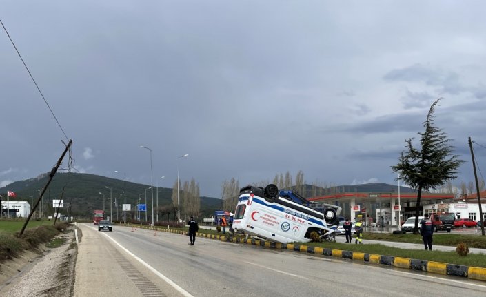 Kastamonu'da devrilen ambulansın sürücüsü yaralandı