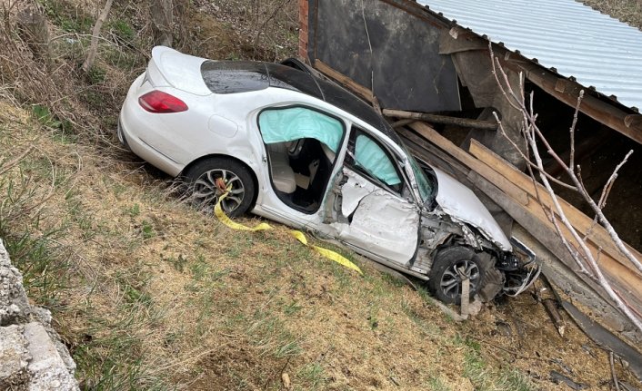 Kastamonu'da samanlığa çarpan otomobilin sürücüsü yaralandı