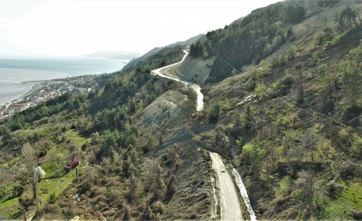 Kastamonu'nun Çatalzeytin ilçesinde heyelan ulaşımı engelledi