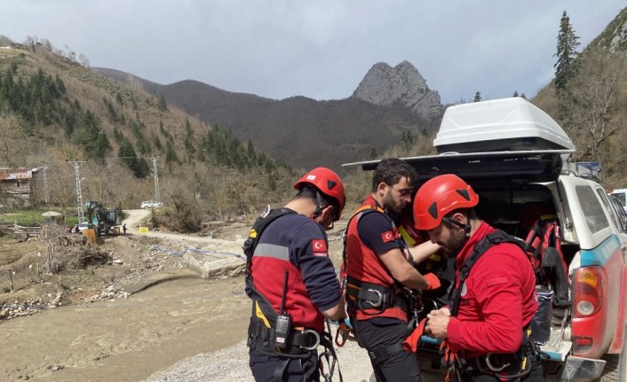 Köprüsü selde yıkılan köydeki hasta çay üzerinden halatlarla karşıya geçirildi