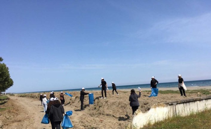 Lise öğrencileri e-Twinning projesi kapsamında sahil temizliği yaptı