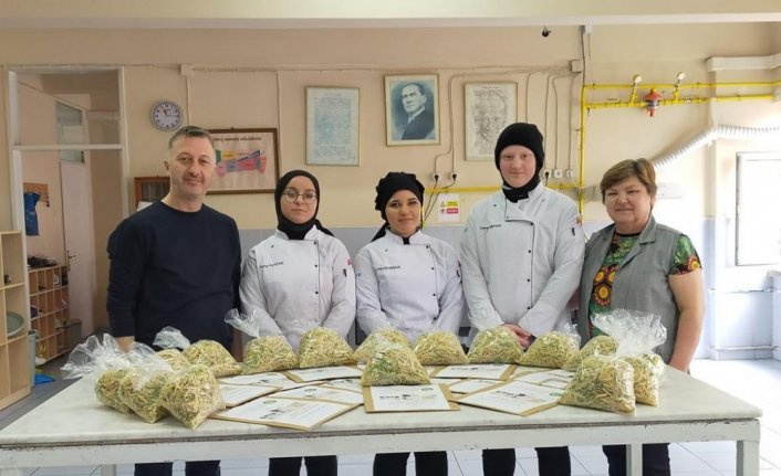 Lise öğrencilerinin yaptığı erişteler ihtiyaç sahiplerinin sofrasında aş oldu