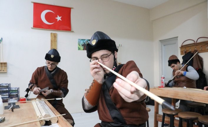 Meslek lisesi öğrencileri yaptıkları oklarla yarışmalara hazırlanıyor