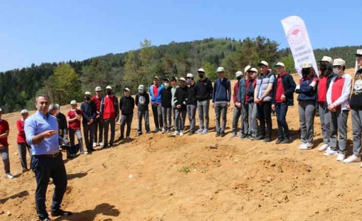 Of'ta öğrenciler 7 bin fidanı toprakla buluşturdu