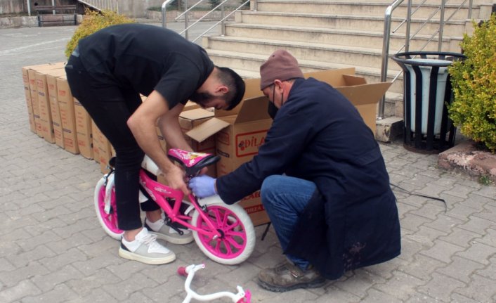 Ordulu iş insanı Erdim 50 öğrenciye bisiklet hediye etti