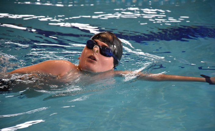 Otizmli Mehmet Emin, mutluluğa kulaç atıyor