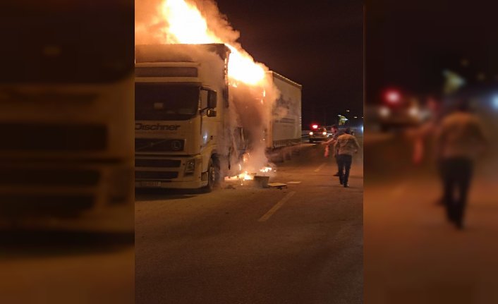 Samsun’da mobilya yüklü tırda çıkan yangın söndürüldü