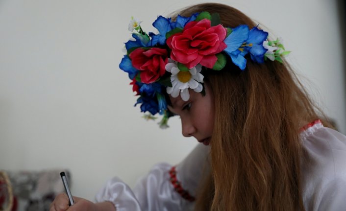 Savaş mağduru 10 yaşındaki Kyra Türkiye'de yeniden resim yapmaya başladı