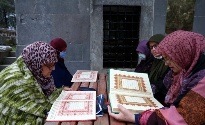 Tarihi türbede 50 yıldır mukabele geleneğini sürdürüyorlar