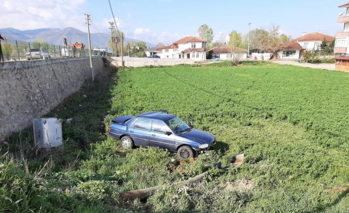 Tokat'ta tarlaya devrilen otomobildeki 4 kişi yaralandı