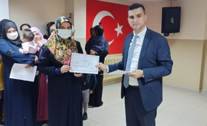 Tokat'ta uyum eğitimine katılan yabancılara belgeleri verildi