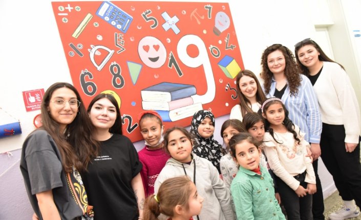 Üniversiteli gençler renkleri kullanarak matematiği eğlenceli hale getirdi