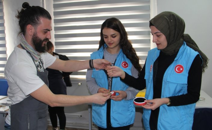 Üniversiteli gençler yaptıkları takılarla yaşlıların gönlünü kazanıyor