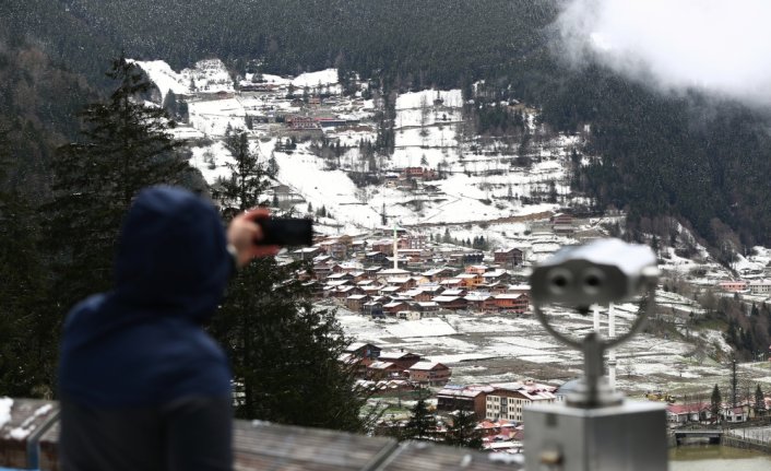 Uzungöl kar yağışıyla beyaza büründü