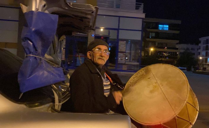 Vatandaşları otomobil bagajında davul çalarak sahura kaldırıyor