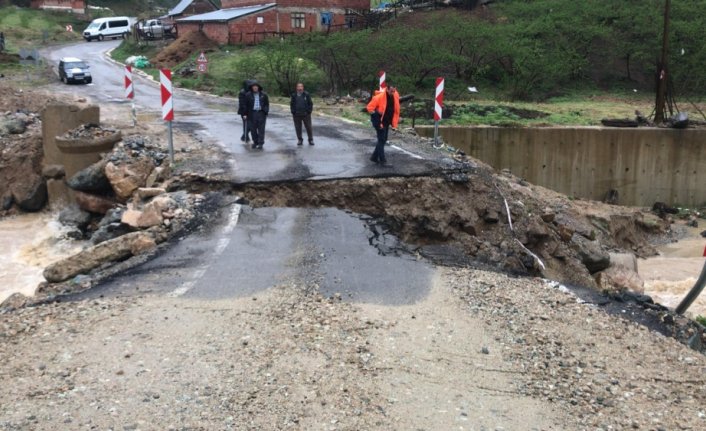 Yağlıdere-Alucra kara yolu dere taşkını sonucu ulaşıma kapandı