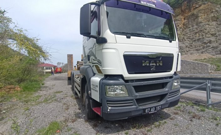 Zonguldak'ta tırdan düşen iş makinesi şarampole devrildi