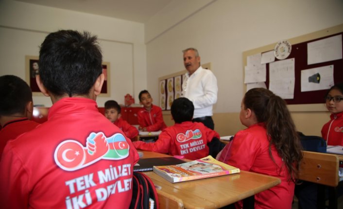 Aliyev'den imzalı fotoğraf isteyen öğrenciler Azerbaycan'da ağırlandı