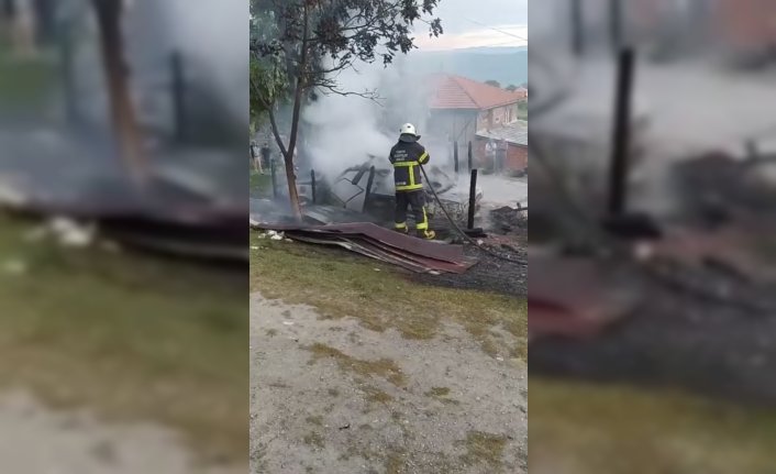 Amasra'da garajda park halinde bulunan otomobil yandı