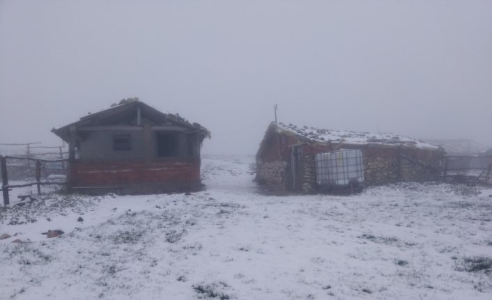 Amasya'nın yüksek kesimlerinde kar etkili oldu