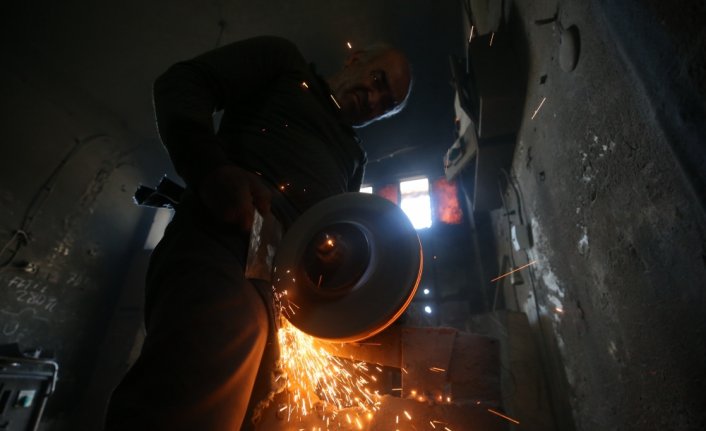 Ateşin başında 45 yıldır demir döven Veysel usta talepten memnun