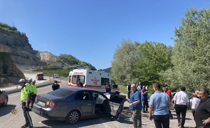 Bartın'da iki otomobilin çarpıştığı kazada 8 kişi yaralandı