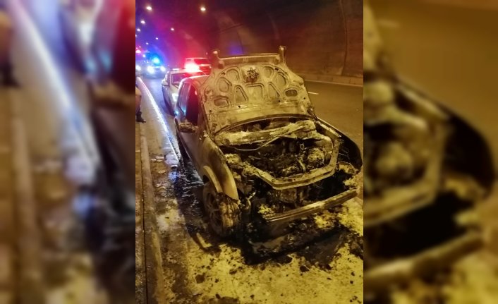 Bolu Dağı Tüneli'nde alev alan otomobil kullanılamaz hale geldi