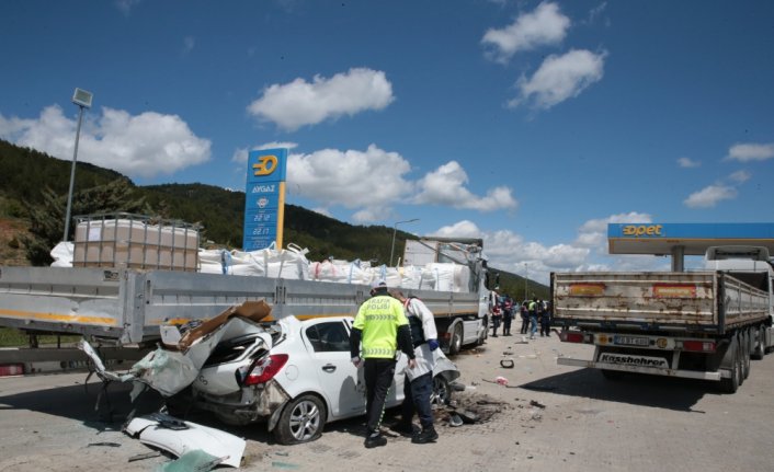 Bolu'da dinlenme tesisinde iki tıra çarpan otomobildeki 3 kişi öldü, 1 kişi yaralandı
