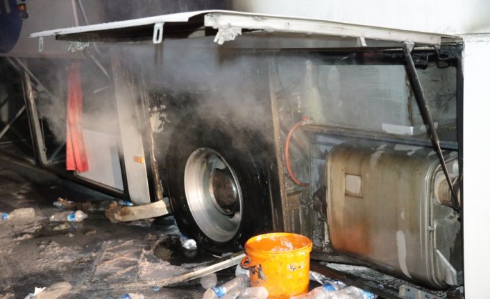 Bolu'da otobüste çıkan yangını, yoldan geçen yangın eğitim uzmanı söndürdü