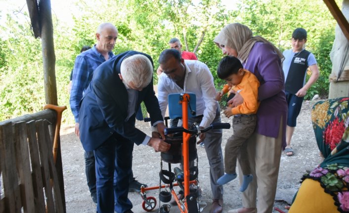 Düzce'de engeli nedeniyle yürüyemeyen çocuğa tekerlekli yürüteç hediye edildi