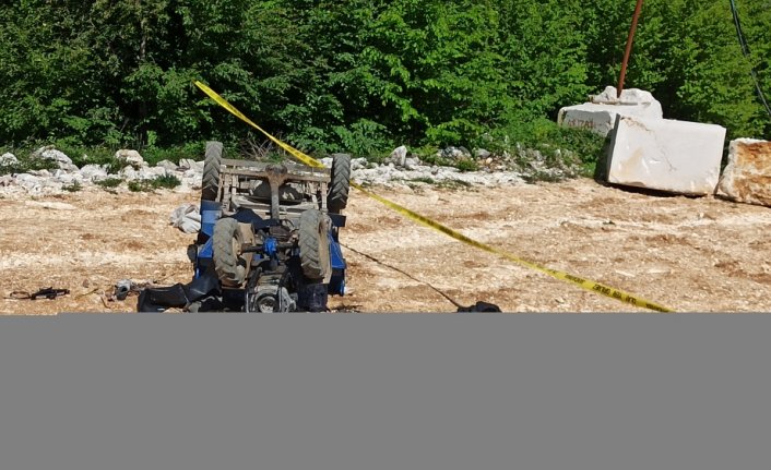 Düzce'de tarım aracı devrildi, 1 kişi öldü, 1 kişi yaralandı