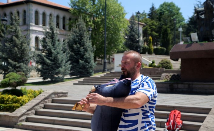 Gezi için geldikleri Kastamonu meydanında tulum çalıp horon oynadılar