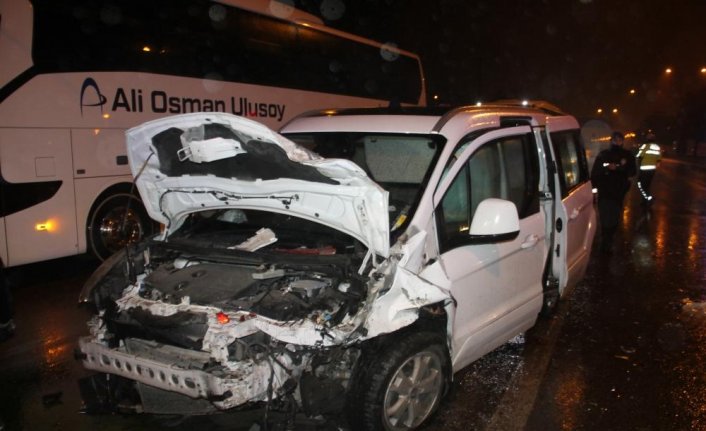 Hafif ticari araç ışıklarda bekleyen otomobile çarptı, 9 kişi yaralandı