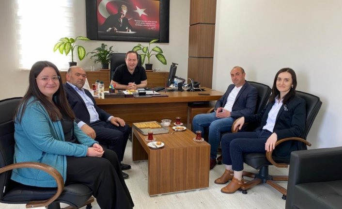 Hastane çalışanlarına bir tepsi baklama ikram ederek teşekkür etti