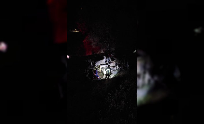 Kastamonu'da şarampole devrilen kamyonun sürücüsü yaralandı