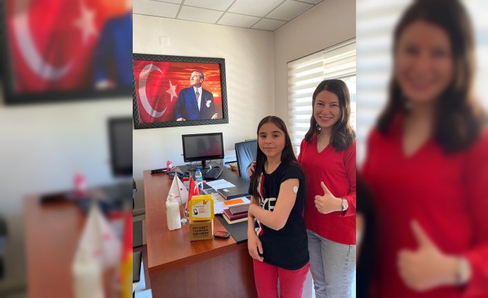 Kavak'ta diyabet hastası çocuğa sensörlü şeker ölçüm cihazı verildi