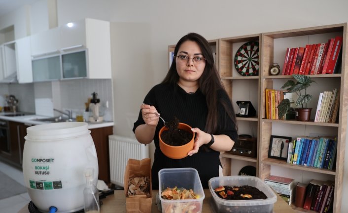 Mutfağındaki atıkları kompost yöntemiyle gübreye dönüştürüyor