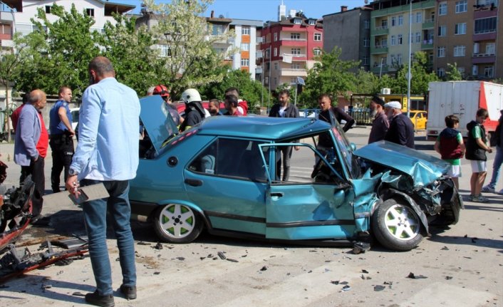 Ordu'da iki otomobilin çarpıştığı kazada 3 kişi yaralandı