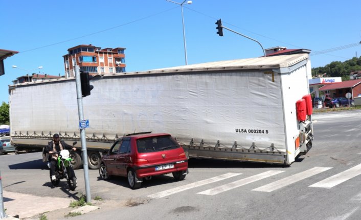Ordu'da tırdan ayrılan dorse ulaşımı aksattı