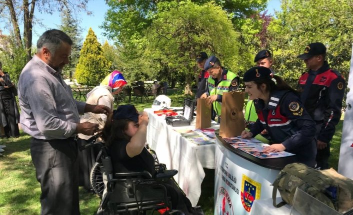 Özel çocuklar jandarma eğitim köpekleriyle oynayıp geyikleri besledi