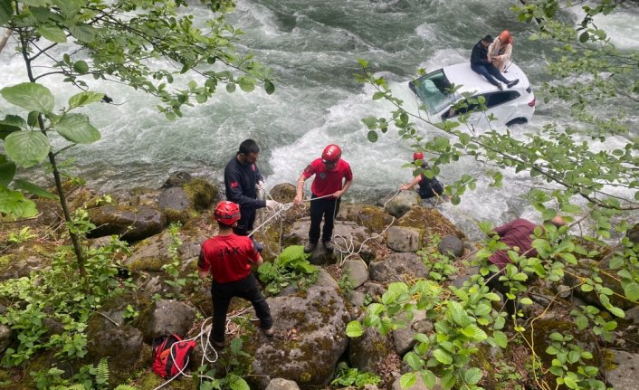 Rize'de dereye düşen otomobildeki çift, aracın üzerine çıkarak kurtuldu