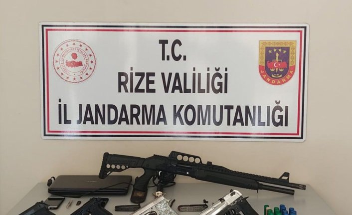 Rize'de evinde ruhsatsız 4 silah bulunan kişi gözaltına alındı