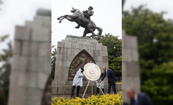 Samsun'da “19 Mayıs“ dolayısıyla Onur Anıtına çelenk sunuldu