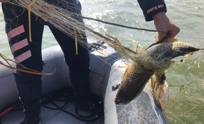Samsun'da av için göle bırakılan 500 metre ağa el konuldu