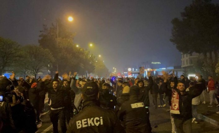 Samsun'da Trabzonspor taraftarlarının şampiyonluk kutlamasında gerginlik yaşandı